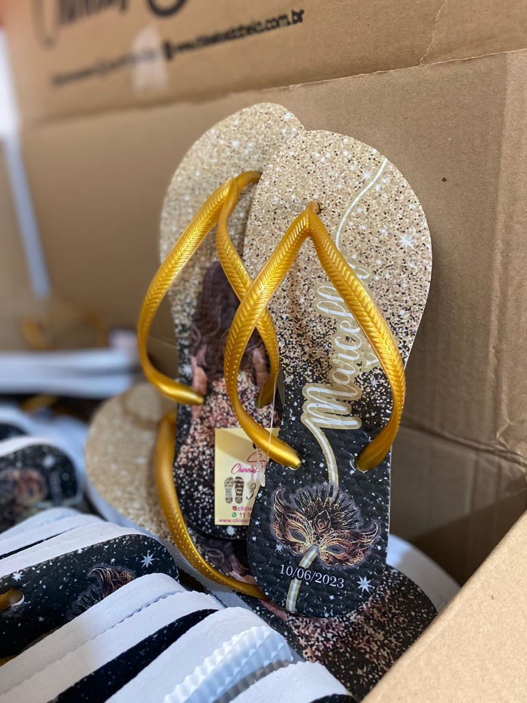 Chinelos personalizados premium — brilho, nome e arte para festa ou evento especial
