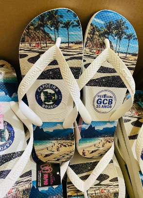 Havaianas personalizadas — calçadão de Copacabana, praias do Rio, logos Capoeira Brasil e Festival GCB 35 anos