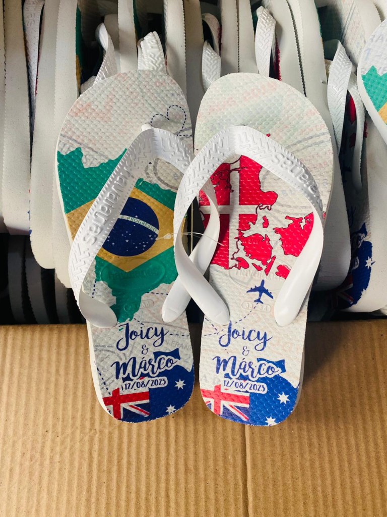 Havaianas personalizadas para casamento — nomes, data e tema viagem Brasil e Austrália na sola