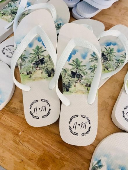 Chinelos para casamento ou presente — monograma e arte tropical na sola